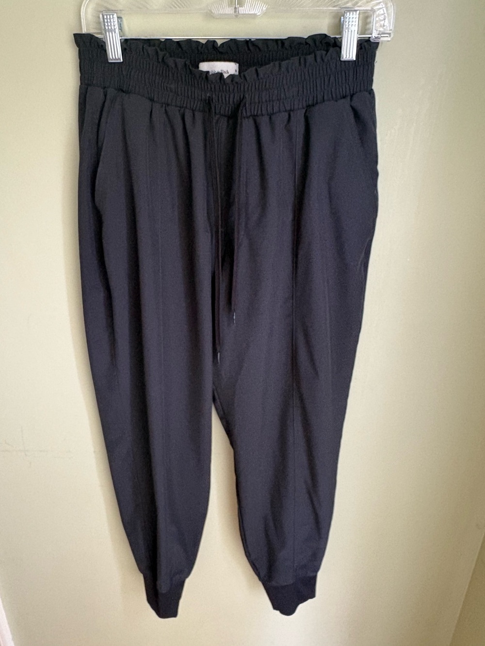Abercrombie & Fitch jogger pants w/gathered waist and cuffs. Black size M.